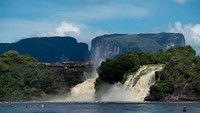 Taman Nasional Canaima, Venezuela. Dalam bahasa lokal, pegunungan ini disebut tepuis atau rumah para dewa. Angel Falls di Taman Nasional Canaima merupakan air terjun tertinggi di dunia yang mengalir dari tebing (CNN Travel)