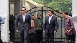 Gaya AHY Berkacamata Hitam Usai Bertemu Jokowi di Istana