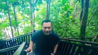 Saat AHY naik tangga ke puncak Pulau Pianemo (agusyudhoyono/Instagram)