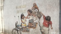 Setahun berselang, mural unik ini tidak utuh lagi. Miniatur becaknya hilang (Foto: Jefris Santama/detikcom)