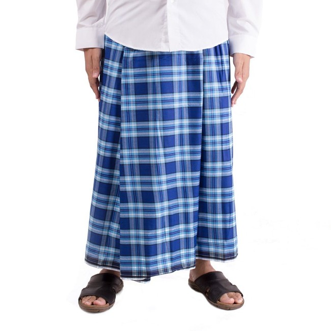 Sarung merupakan lembaran kain yang dijahit di kedua tepinya hingga membentuk bolong besar. Sarung juga bisa ditemukan di negara Asia lainnya seperti Malaysia. Di Indonesia, sarung dipakai pria muslim untuk beribadah. Foto: Dunia Halal