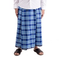 Sarung merupakan lembaran kain yang dijahit di kedua tepinya hingga membentuk bolong besar. Sarung juga bisa ditemukan di negara Asia lainnya seperti Malaysia. Di Indonesia, sarung dipakai pria muslim untuk beribadah. Foto: Dunia Halal