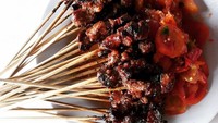 Duh kalau satenya sebanyak ini bisa buat makan siang bareng teman-teman kantor. Sate unggahan @idnfoodictionary ini bikin makan siang makin lahap. Foto: Instagram