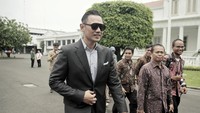 Selain menyerahkan undangan, AHY juga berbincang soal kondisi bangsa dengan Jokowi.