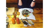 Mampir ke Kota Kembang, putri Presiden Joko Widodo ini menikmati seporsi steak dengan dua jenis siraman saus gurih dan creamy. Foto: Instagram @ayanggkahiyang