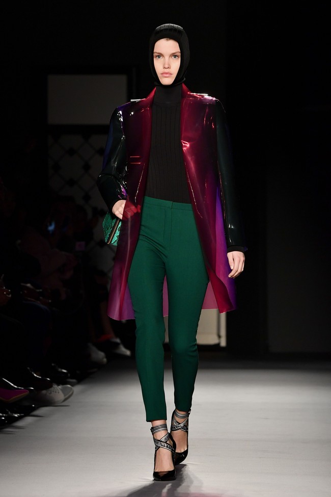 Meski tak ada konfirmasi dari pihak Lanvin, apakah penutup kepala itu memang berfungsi sebagai hijab atau tidak, koleksi itu tetap jadi perbincangan. Foto: Pascal Le Segretain/Getty Images