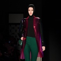 Meski tak ada konfirmasi dari pihak Lanvin, apakah penutup kepala itu memang berfungsi sebagai hijab atau tidak, koleksi itu tetap jadi perbincangan. Foto: Pascal Le Segretain/Getty Images