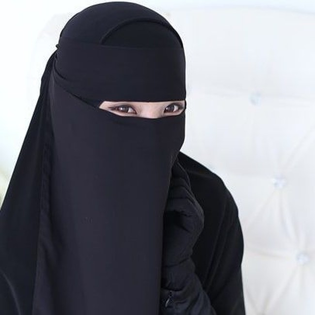 Niqab merupakan salah satu jenis jilbab yang dilengkapi dengan cadar. Jenis jilbab ini lebih tertutup dari khimar biasa. Ada lapisan kain yang menutup wajah kecuali bagian mata. Jenis kerudung yang berasal dari Timur Tengah ini juga sudah banyak dipakai di Indonesia. Foto: Instagram