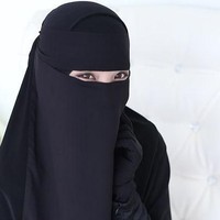 Niqab merupakan salah satu jenis jilbab yang dilengkapi dengan cadar. Jenis jilbab ini lebih tertutup dari khimar biasa. Ada lapisan kain yang menutup wajah kecuali bagian mata. Jenis kerudung yang berasal dari Timur Tengah ini juga sudah banyak dipakai di Indonesia. Foto: Instagram