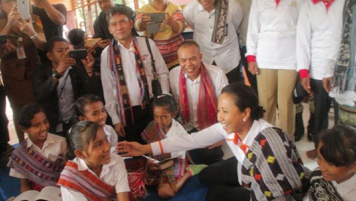 Rini Cek Pasokan Air dan Listrik Desa di Kupang-NTT