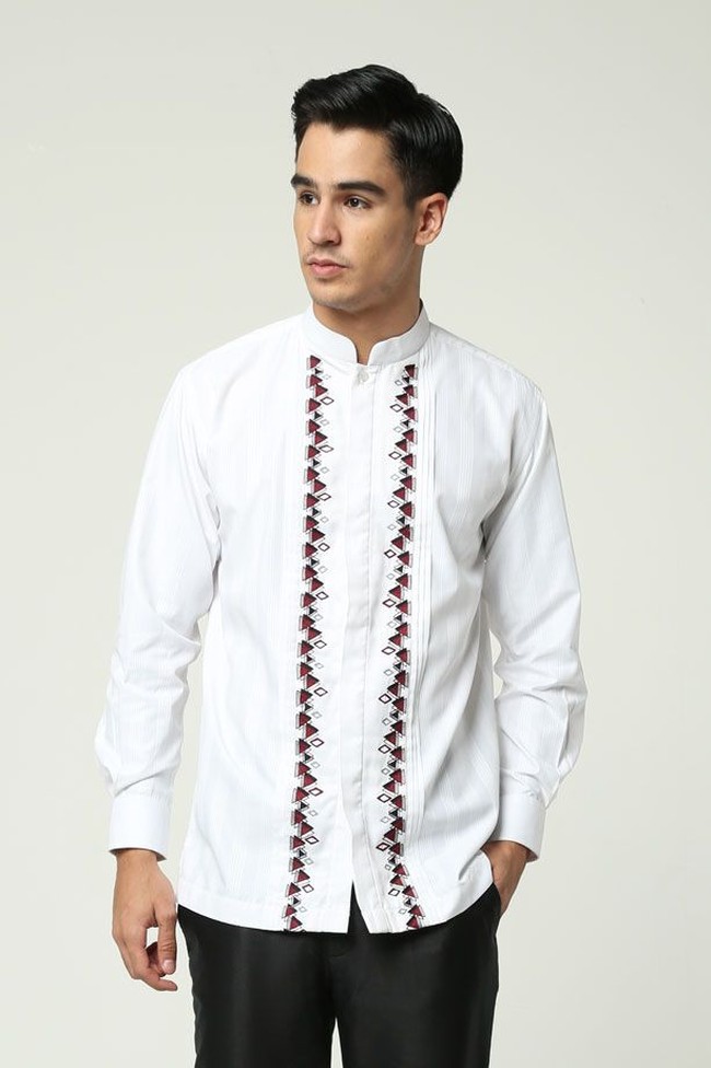 Baju koko merupakan busana pria berbentuk kemeja dengan kerah yang terinspirasi dari busana tradisional China. Sebutan koko ini merujuk pada penjual busana pria di Tanah Abang yang biasanya turunan China. Banyak juga masyarakat yang menyebut baju seperti ini sebagai baju taqwa. Foto: Shafira