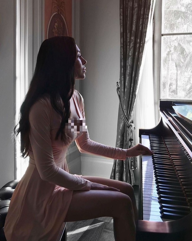 Pada akun Instagramnya, Astanova sering mengunggah cuplikan video ketika memainkan piano dengan pakaian seksi. Foto: Instagram