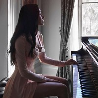 Pada akun Instagramnya, Astanova sering mengunggah cuplikan video ketika memainkan piano dengan pakaian seksi. Foto: Instagram