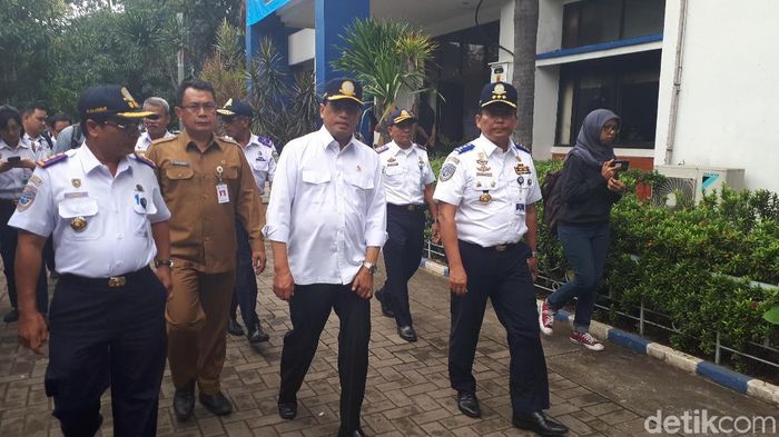 Foto: Menhub tinjau uji KIR (Bil-detikcom) Foto: Menhub tinjau uji KIR (Bil-detikcom)