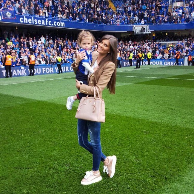 Dalam berbagai kesempatan Aleksandra Matic membawa tas branded di tangannya. Seperti saat dia menonton pertandingan sang suami ini, dia menenteng tas dari brand Prada. (Foto: Instagram)