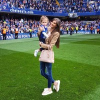 Dalam berbagai kesempatan Aleksandra Matic membawa tas branded di tangannya. Seperti saat dia menonton pertandingan sang suami ini, dia menenteng tas dari brand Prada. (Foto: Instagram)