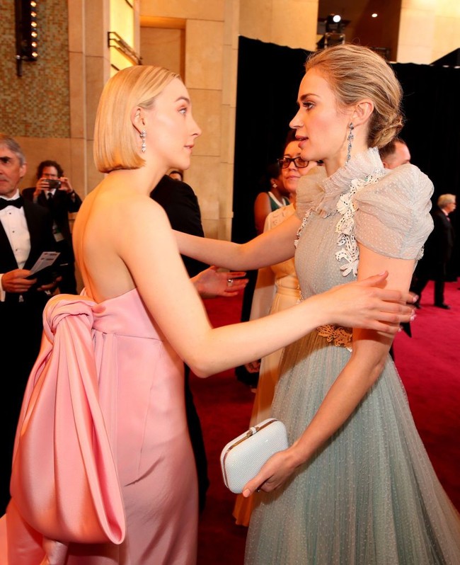 Mungkin Saoirse Ronan hanya sedang berbicara serius dengan Emily Blunt. Tapi dari angle foto ini, aktris muda itu terlihat melotot seperti marah, dan Emily tampak kaget. Foto: Getty Images