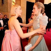 Mungkin Saoirse Ronan hanya sedang berbicara serius dengan Emily Blunt. Tapi dari angle foto ini, aktris muda itu terlihat melotot seperti marah, dan Emily tampak kaget. Foto: Getty Images