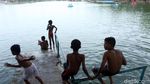 Serunya Anak-anak Berenang di Danau Sunter