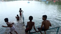 Selain dijadikan tempat renang, ada juga sejumlah permainan air.