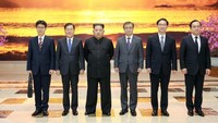 Delegasi tinggi Korsel yang diutus secara khusus oleh Presiden Moon Jae-In berhasil menemui Kim Jong-Un dalam kunjungan langka ke Pyongyang. Foto: The Presidential Blue House/Yonhap via REUTERS