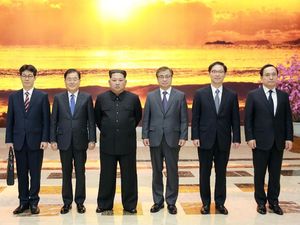 Foto: Momen Bersejarah Kim Jong-Un Temui Pejabat Korsel
