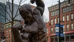 Foto: Patung Arnold Schwarzenegger yang Berotot