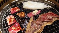 Asyiknya Bersantap dengan Daging Panggangan Sendiri di Restoran Yakiniku