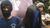 RA mengatakan Ibu saya mengeluh sakit perut dan dada, dia yang minta sendiri untuk diobati. Tujuan dimasukkan air dan ikan teri agar bisa sembuh dan penyakitnya keluar.” (Foto: Adhar Muttaqin/detikcom)