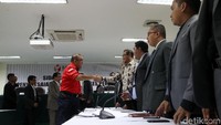 Perwakilan pihak pemohon dan termohon saling berjabat tangan usai sidang putusan.