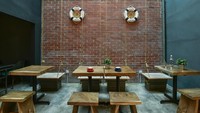 Dengan ruangan indoor yang menarik, Anda bisa menikmati kursi ayunan yang menggantung di langit-langit kafe dengan paparan sinar matahari sore. Foto: Istimewa