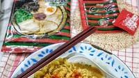 Oleh-oleh dari Jepang ini sangat cocok dinikmati dikala cuaca dingin. Dipadu dengan telur setengah matang dengan kuah kuning yang agak pekat. Sayangnya, non halal ya. Foto: Instagram @doyanbakmie