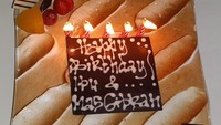 Tertulis,Selamat ulang tahun ibu dan mas Gibran. Kahiyang mengunggah foto kue ulang tahun untuk kedua orang kesayangan. Foto: Instagram @ayanggkahiyang