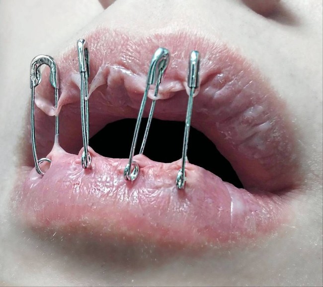 Ada juga bibir berhias peniti. Efek seperti tersangkut pada kulit bibir terasa nyata. Foto: Instagram/Milan Bauranov