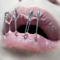 Ada juga bibir berhias peniti. Efek seperti tersangkut pada kulit bibir terasa nyata. Foto: Instagram/Milan Bauranov