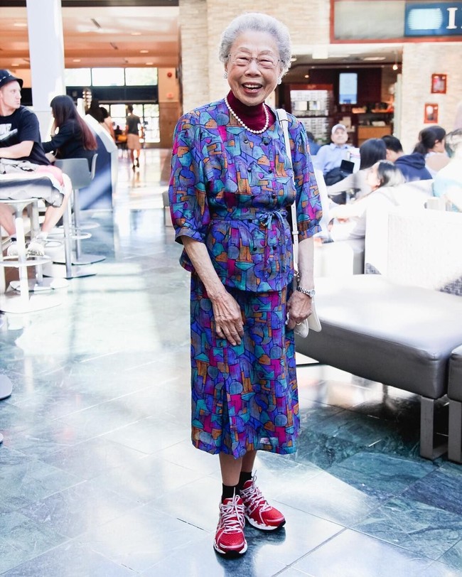 Mereka sebenarnya menggunakan busana-busana zaman dulu yang vintage namun ada kesan swag dari gaya keseharian mereka. Seperti nenek yang memadankan dress vintagenya dengan sneakers.  Foto: Instagram (Chinatown Pretty)