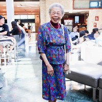 Mereka sebenarnya menggunakan busana-busana zaman dulu yang vintage namun ada kesan swag dari gaya keseharian mereka. Seperti nenek yang memadankan dress vintagenya dengan sneakers.  Foto: Instagram (Chinatown Pretty)