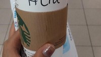 Mas-mas Starbucks sepertinya salah nih menulis nama Kahiyang Ayu. Harusnya Ayu kok malah jadi Aliu ya? Foto: Instagram @ayanggkahiyang