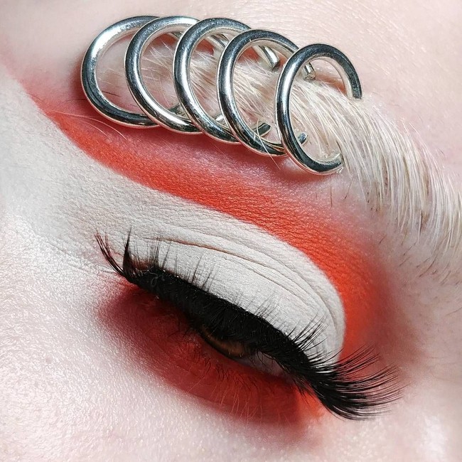 Kreasi lainnya yang ditampilkan makeup artist dengan akun Instagram @milan_bauranov itu adalah alis yang disematkan anting. Bentuk alis serupa pernah ditampilkan di fashion show Rodarte pada 2014 silam.  Foto: Instagram/Milan Bauranov