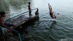 Serunya Anak-anak Berenang di Danau Sunter
