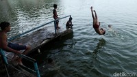 Dengan riang mereka melompat terjun ke danau.