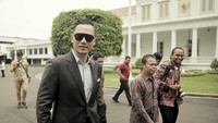 Usai bertemu Jokowi, AHY tampak mengenakan kacamata hitam.