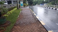 Saya beri contoh saja, pagar yang soft itu seperti apa, bisa dengan menggunakan tanaman yang ketinggiannya tidak mudah dilewati, tapi secara pandangan tidak menghalangi, kata Anies.