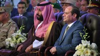 Dalam foto ini terlihat saat MBS dan Presiden Mesir Abdel Fattah al-Sisi mengunjungi kota Ismailia, Mesir. Baik Saudi maupun Mesir diketahui semakin memperkuat hubungan dalam beberapa tahun terakhir. Foto: The Egyptian Presidency/Handout via REUTERS
