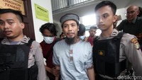 Saiful mengaku mengenal Aman sejak 2003 ketika mengikuti pengajian di sebuah masjid. Saat itu anggota majelis sekitar 20-30 orang.