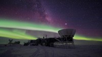 Pemandangan di langit Amundsen-Scott South Pole Station saat malam hari (Amundsen-Scott South Pole Station/Facebook)