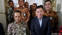 Dalam kesempatan ini, Jonan didampingi langsung Kepala Kanwil Direktorat Jenderal Pajak (DJP) Kementerian Keuangan Jakarta Selatan II Edi Slamet Irianto dan sejumlah pegawai kanwil DJP Jakarta Selatan II lainnya.