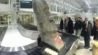 Pernah melihat patung monolithic di Bandara? Seorang traveler membawa sebuah kepala patung monolihtic dari Easter Island yang masukkan ke dalam bagasi pesawat. Diketahui, patung ini dibawa dari Atlanta ke Jerman. (Imgur)