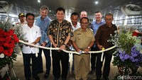 Menteri Perindustrian Airlangga Hartanto, Bupati Blitar Rijanto, CEO Japfa Comfeed Syamsir Siregar, dan CEO AustAsia Dairy Group Edgar Collins memotong rangkaian bunga saat meresmikan peternakan sapi perah Greenfields Farm 2.