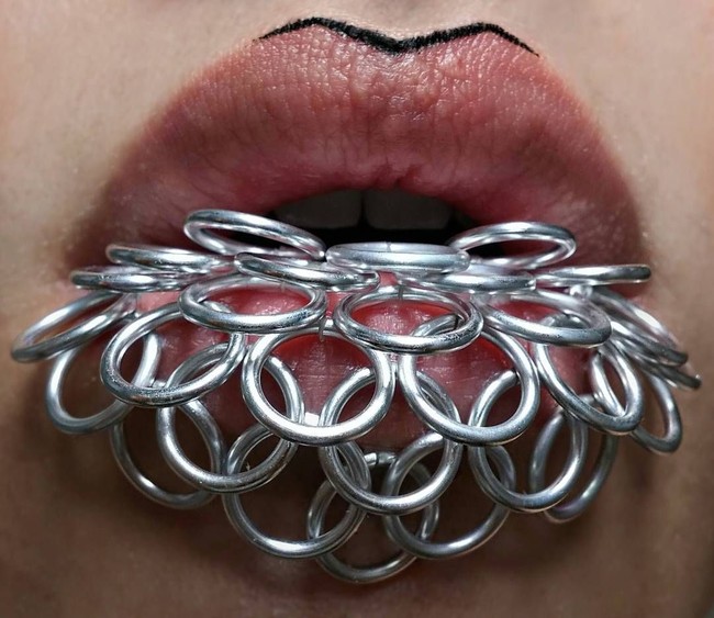 Kreasi lainnya ada pada riasan bibir. Rantai-rantai disatukan dengan bibir.  Foto: Instagram/Milan Bauranov
